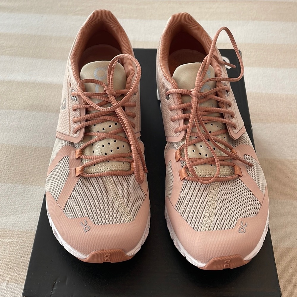 Rare On Running Cloud woman sneakers 6.5